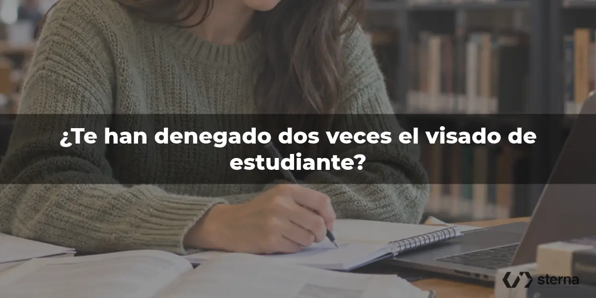 Estudiante universitaria estudiando en una biblioteca en españa despues de obtener su visado de estudiante